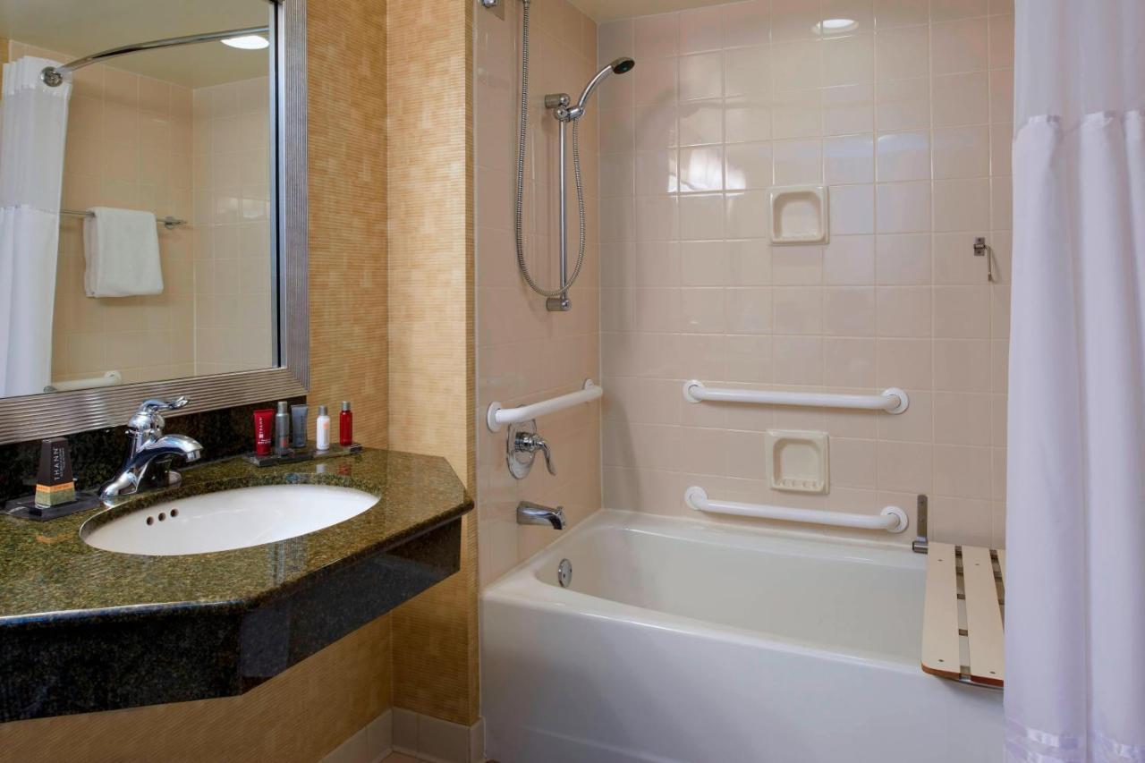 Hotel Milwaukee Marriott West à Waukesha Extérieur photo